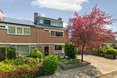 Tussenwoning te koop: Eduard van Beinumlaan 18, Dieren-West boven spoorlijn Dieren