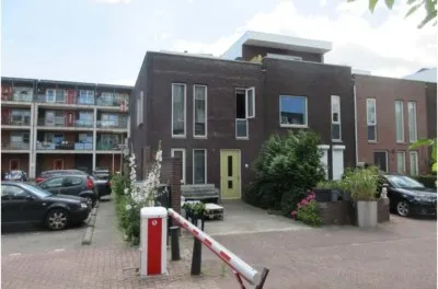 Tussenwoning te koop: Edward Masseystraat 2, Steigereiland-Zuid Amsterdam