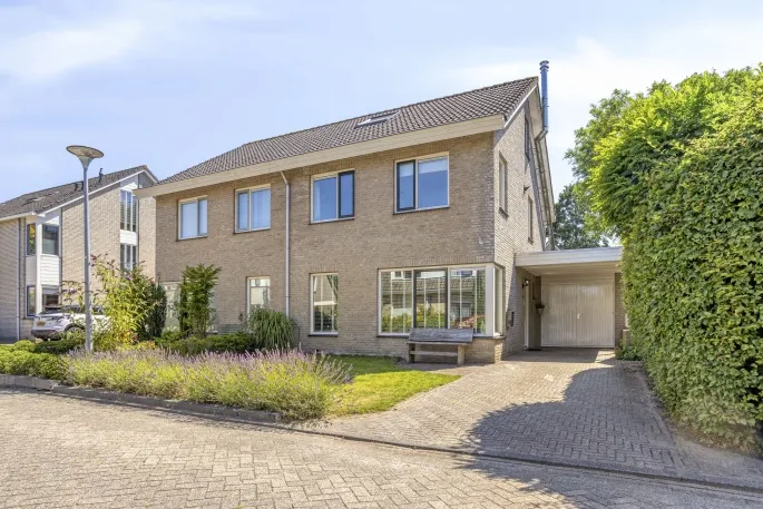 Twee-onder-één-kap te koop: Eendmesschen 8, Assen