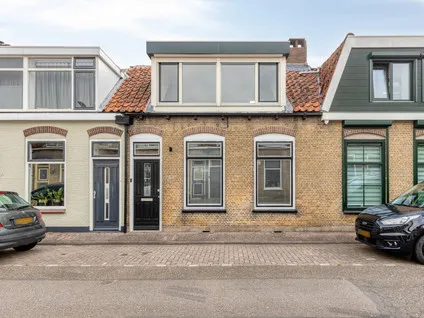 Tussenwoning te koop: Eendrachtstraat 14, Middelharnis centrum Middelharnis