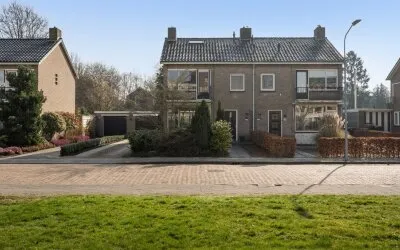 Twee-onder-één-kap te koop: Einsteinlaan 18, De Lariks Oost Assen