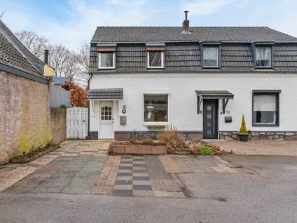 Twee-onder-één-kap te koop: Eisenderstraat 21, Kluis Geleen