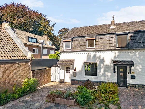 Twee-onder-één-kap te koop: Eisenderstraat 21, Geleen