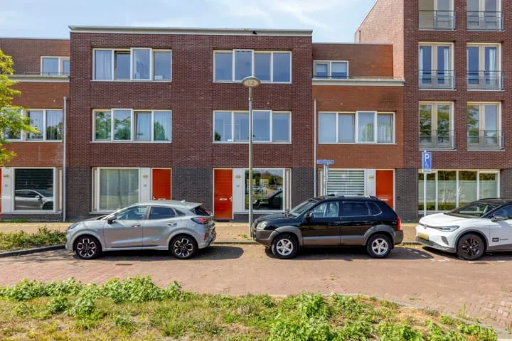 Tussenwoning te koop: Elemastraat 37, Nieuw-Vennep