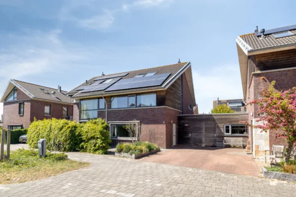 Twee-onder-één-kap te koop: Elisabeth van Engelandlaan 32, Leyhof Leiderdorp