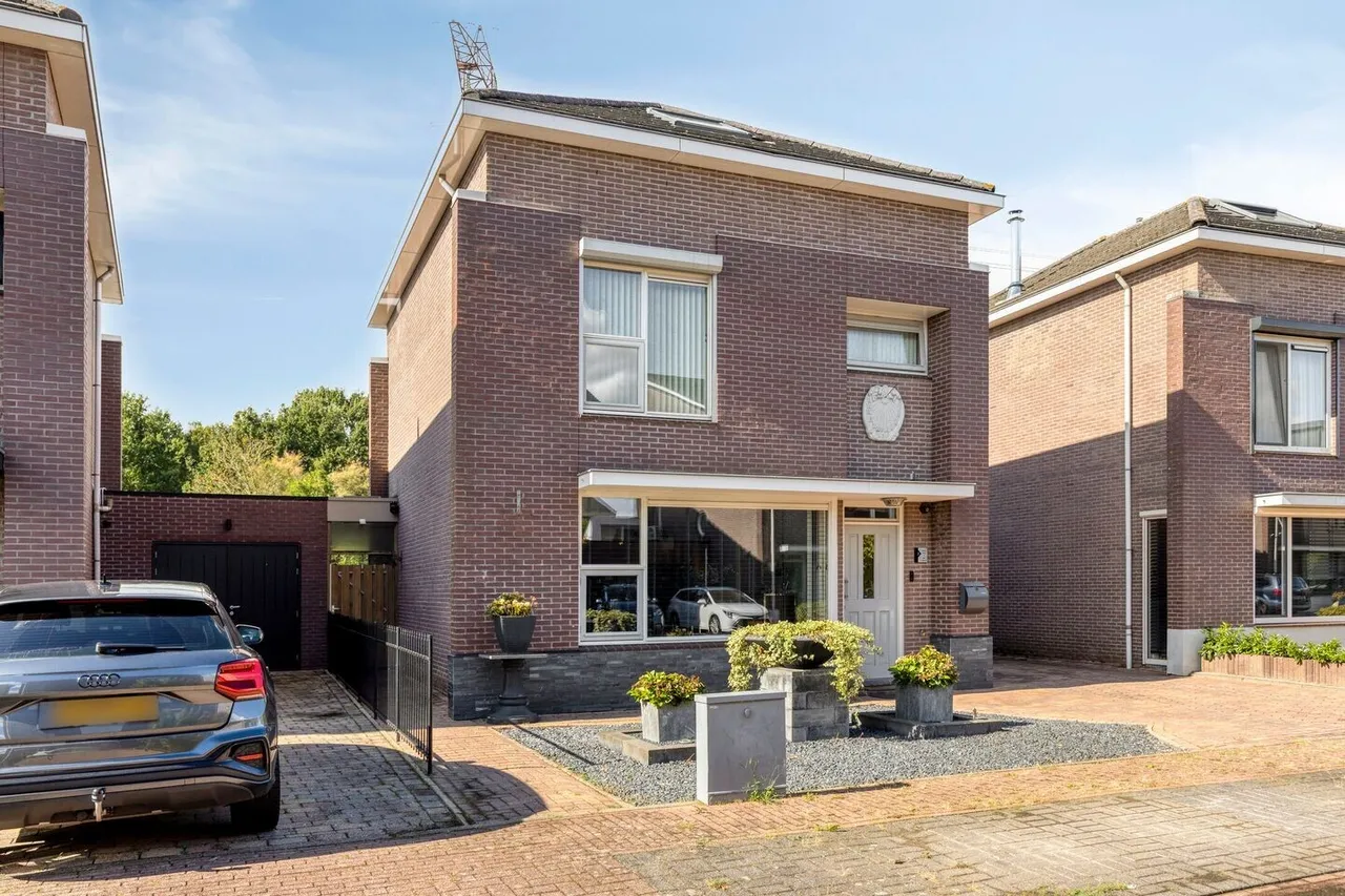 Twee-onder-één-kap te koop: Elsbeen van Baerlestraat 26, Helmond
