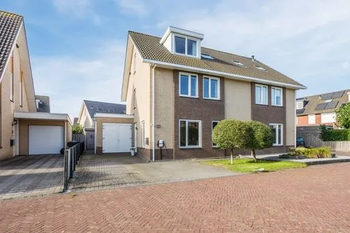 Twee-onder-één-kap te koop: Elzehôf 13, Lemmer
