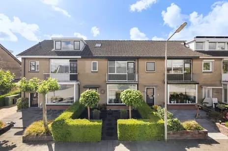 Tussenwoning te koop: Elzenlaan 11, Klaaswaal Woonkern Klaaswaal