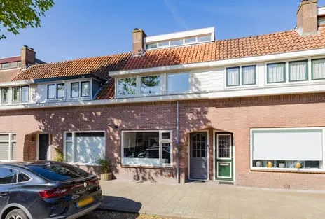 Terraced house for sale: Elzenstraat 16, Tussenbeeksbuurt Ijmuiden