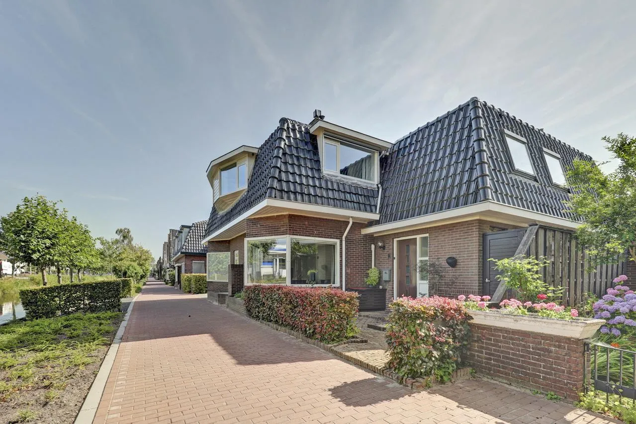 Twee-onder-één-kap te koop: Emmakade 140, Bodegraven