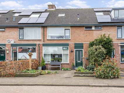 Tussenwoning te koop: Emmalaan 34, Woubrugge