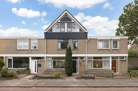 Tussenwoning te koop: Emmaplein 11, Rozenburg Rozenburg (Zh)