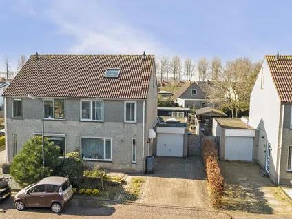 Twee-onder-één-kap te koop: Emmastraat 3, Kortgene