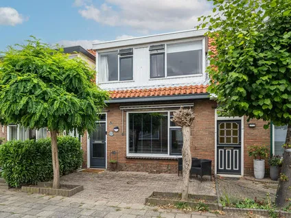 Tussenwoning te koop: Emmastraat 39, Oude-Tonge prinsessenbuurt handelskade Oude-Tonge