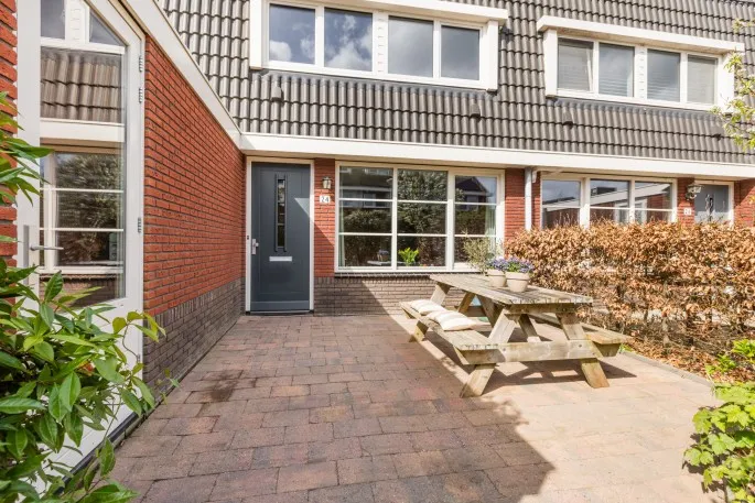 Tussenwoning te koop: Ereprijs 24, Weideveld Bodegraven