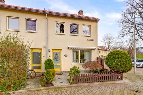 Corner house for sale: Ereprijsstraat 1, Weidebloemkwartier Gouda