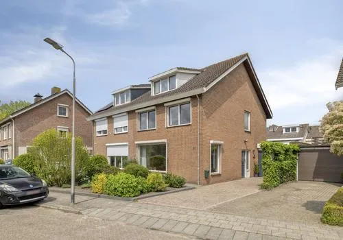 Tussenwoning te koop: Ericalaan 31, Hoeven Hoeven