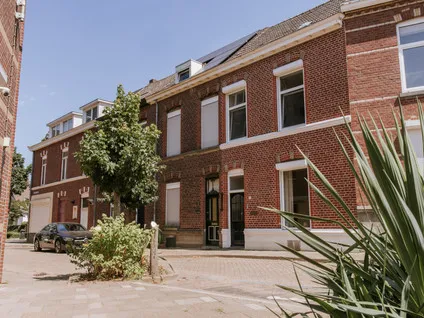Tussenwoning te koop: Ernst Casimirstraat 5, Roermond
