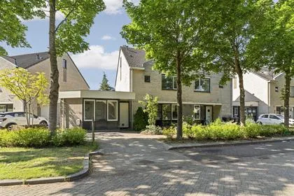 Terraced house for sale: Esdoornplantsoen 37, Parkwijk Noordoost Almere