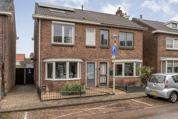 Twee-onder-één-kap te koop: Esdoornstraat 28, Stevenfenne Enschede