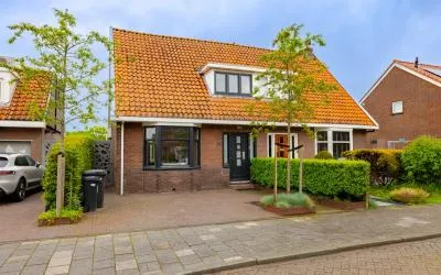 Twee-onder-één-kap te koop: Essenlaan 143, Zwanenburg