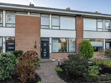 Tussenwoning te koop: Essenlaan 25, Middelharnis bomenbuurt Middelharnis