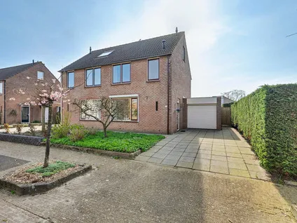 Twee-onder-één-kap te koop: Etty Hillesumlaan 1, Kloetinge