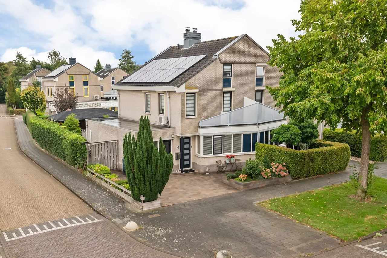 Twee-onder-één-kap te koop: F.J. Ebbensstraat 82, Tiel