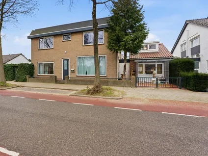 Twee-onder-één-kap te koop: F. van der Poest Clementlaan 51, Beatrixstraat Poortugaal
