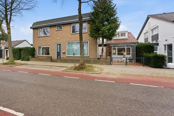 Twee-onder-één-kap te koop: F. van der Poest Clementlaan 51, Poortugaal