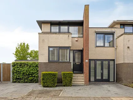Twee-onder-één-kap te koop: Fassbinderstraat 64, Filmwijk Zuid-noord van Walt Disneyplts. Almere