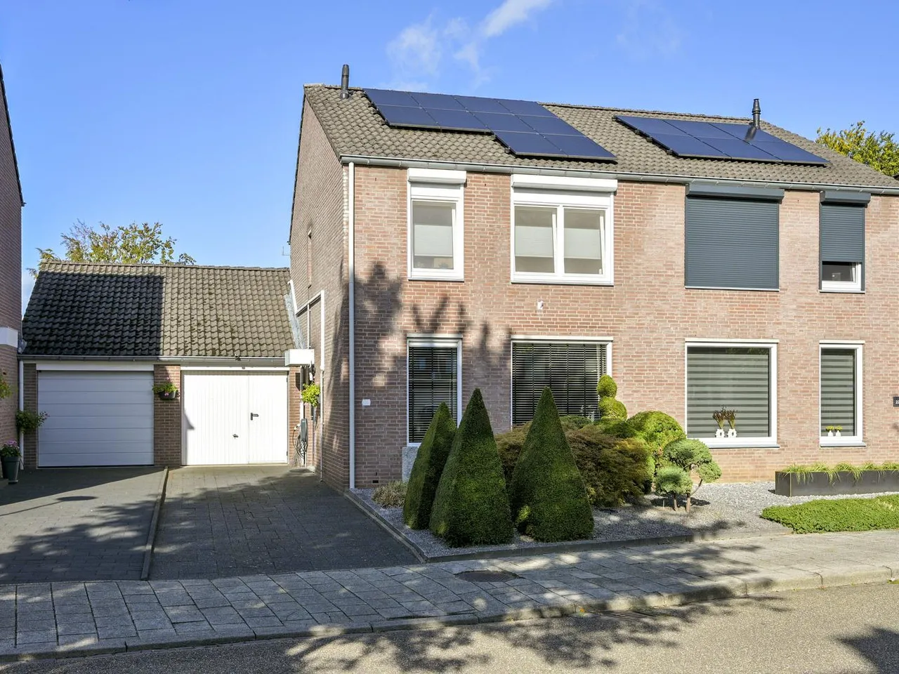 Twee-onder-één-kap te koop: Flinckstraat 24, Geleen