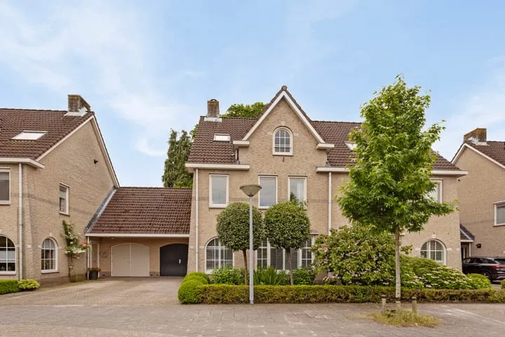 Terraced house for sale: Florapark 38, Eikenburg Eindhoven