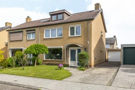 Twee-onder-één-kap te koop: Floribertusstraat 18, Op de Vos Brunssum