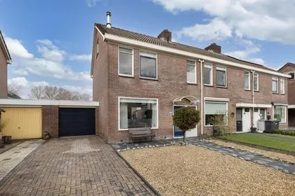 Tussenwoning te koop: Fluessen 152, De Drait noordwest Drachten