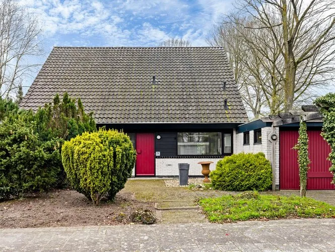 Vrijstaande woning te koop: Fluessen 76, De Drait noordwest Drachten