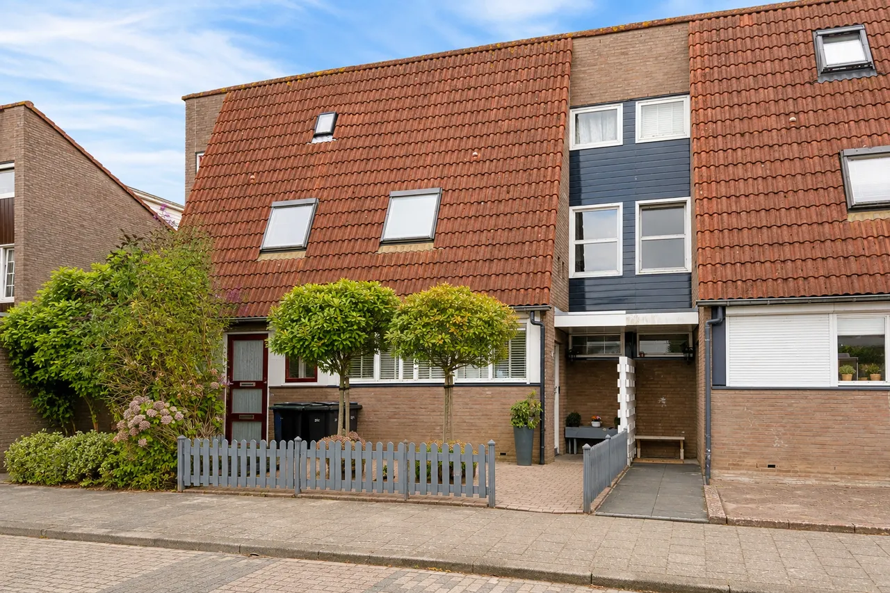 Tussenwoning te koop: Fluitekruidstraat 27, Almere