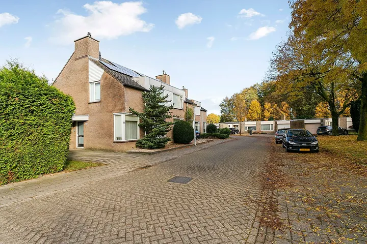 Twee-onder-één-kap te huur: Fontainebleaulaan 9, Achtse Barrier-Hoeven Eindhoven
