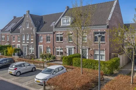 Tussenwoning te koop: Forsythia 38, Dirksland