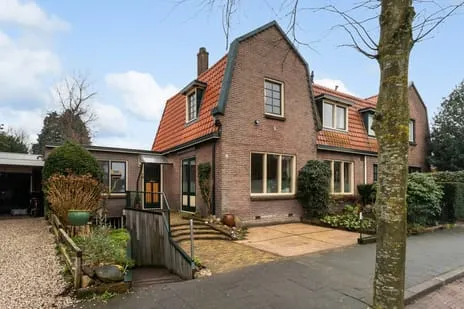 Twee-onder-één-kap te koop: Frans Halslaan 4, Bloemenkwartier Noord Hilversum