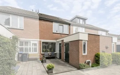 Tussenwoning te koop: Frenkelpad 18, Toneelspelersbuurt Schiedam