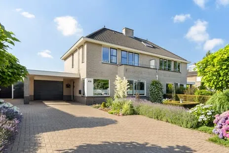 Twee-onder-één-kap te koop: Frieswijkstraat 46, Coltoflaan/van Oldenbarneveldstraat Nijkerk