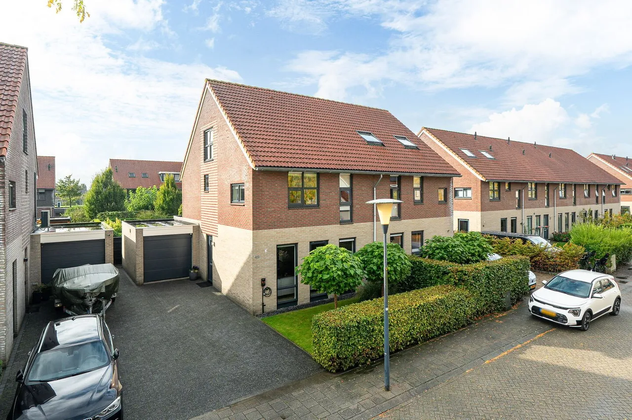 Twee-onder-één-kap te koop: Frouwesân 42, Leeuwarden