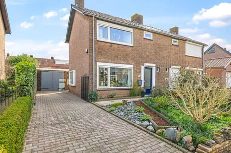 Twee-onder-één-kap te koop: Fruithofstraat 16, Andelst