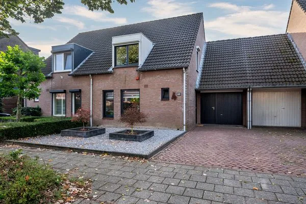 Tussenwoning te koop: Fürstenbergstraat 99, Sevenum