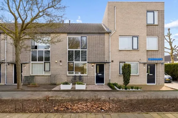Tussenwoning te koop: Generaal Overakkerstraat 18, Verzetswijk Oost Almere