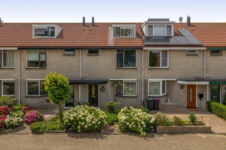 Tussenwoning te koop: Gentiaan 22, Achter het Raadhuis Nootdorp
