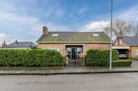 Twee-onder-één-kap te koop: Geraldadrift 1, Uithuizen Centrum Uithuizen