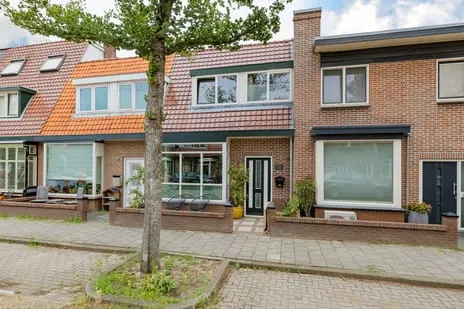 Terraced house for sale: Gerard Doustraat 11, Schildersbuurt Ijmuiden