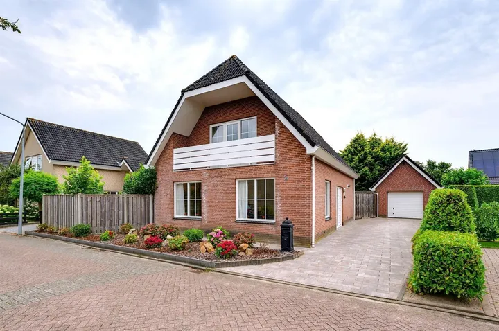 Vrijstaande woning te koop: Gerbera 3, Dirksland zuid Dirksland